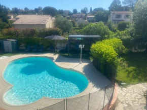 Villa composée d'un 3 pièces et d'un studio indépendant climatisé le tout avec 2 places de parking un jardin et une piscine privée